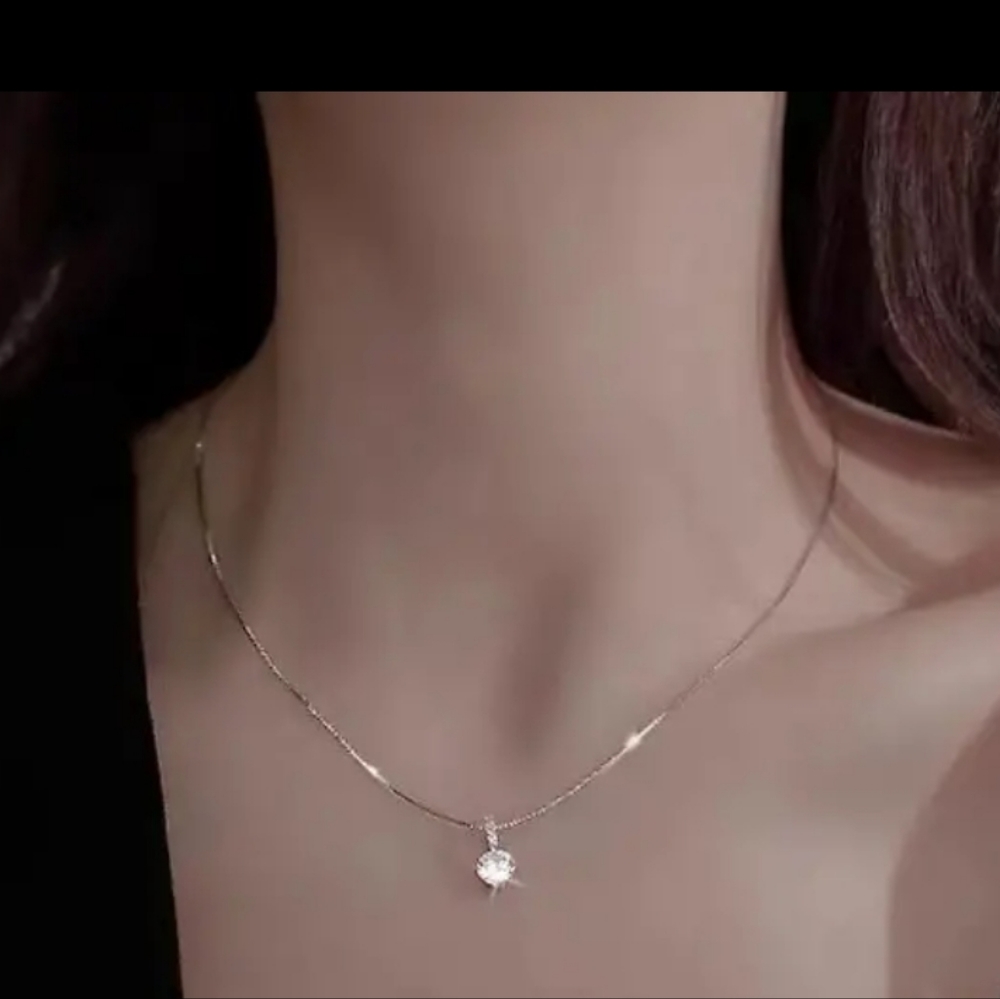 Lab Created Diamond Round Solitare Pendand Halo Necklace. - Picture 3 of 4